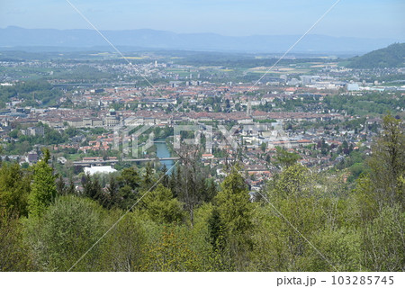 【スイス】 グルテン山から見るベルン旧市街 103285745