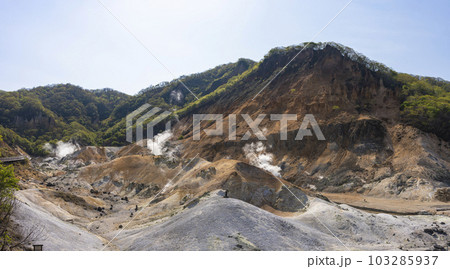 支笏洞爺国立公園 登別地獄谷のパノラマ風景 103285937
