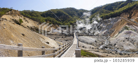 支笏洞爺国立公園 登別地獄谷のパノラマ風景 103285939