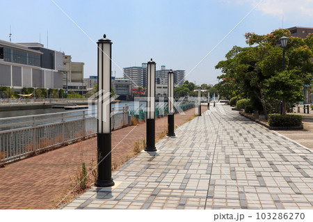 神戸・新川運河沿いの遊歩道 103286270