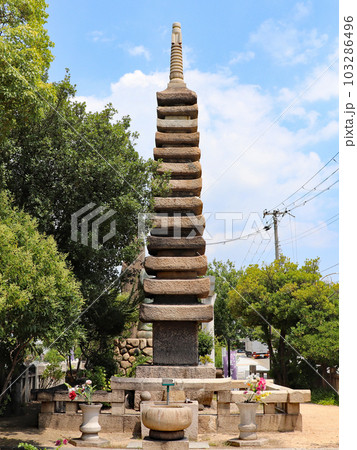 神戸・清盛塚の十三重石塔 103286496