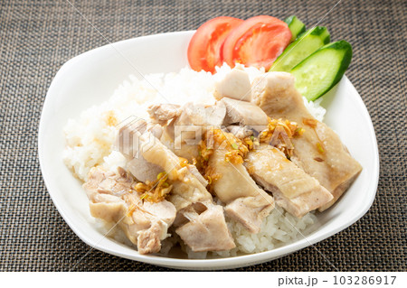 シンガポールチキンライス(海南鶏飯)風、鶏スープ炊きごはん鶏肉のせ。 シンガポールチキンライス(海南鶏飯)風、鶏スープ炊きごはん鶏肉のせ。 103286917