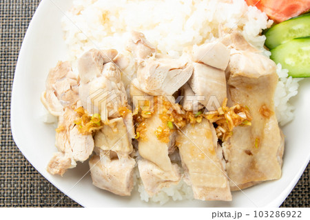 シンガポールチキンライス(海南鶏飯)風、鶏スープ炊きごはん鶏肉のせ。 103286922