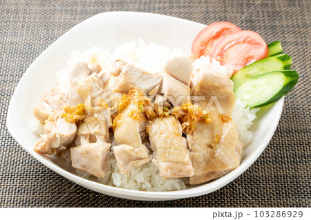 シンガポールチキンライス(海南鶏飯)風、鶏スープ炊きごはん鶏肉のせ。 シンガポールチキンライス(海南鶏飯)風、鶏スープ炊きごはん鶏肉のせ。 103286929