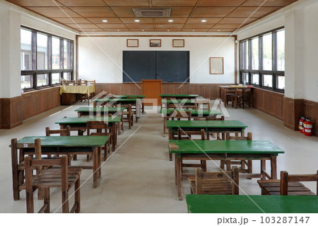 A view of a Korean elementary school classroom in the 1970s 103287147