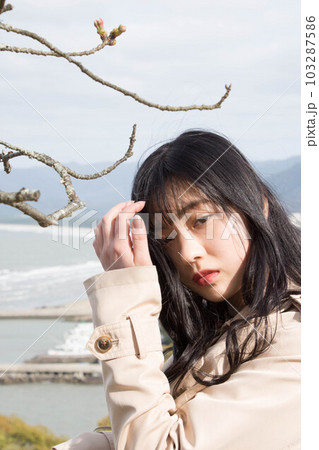 海辺の女性 103287586