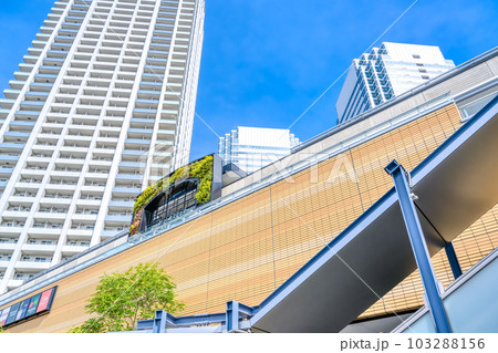 神奈川県川崎市の都市風景　新川崎駅 103288156