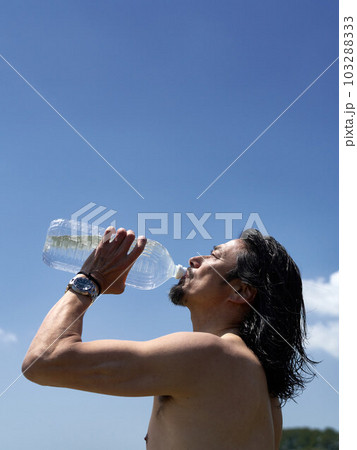 ペットボトルの水を飲むワイルドな男性 ペットボトルの水を飲むワイルドな男性 103288333