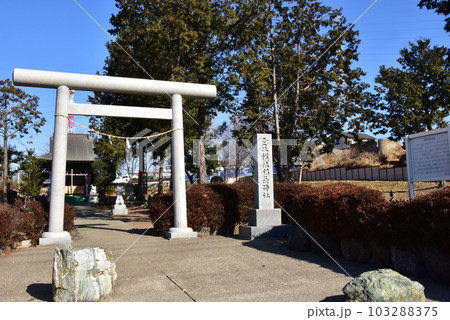 横浜市泉区　横根稲荷神社鳥居と社殿と横根稲荷神社案内板 103288375
