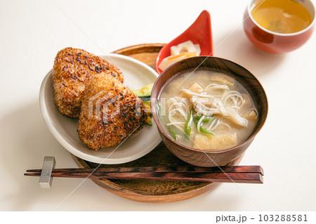 直火で焼いた焼きおにぎり2個とにゅうめん(舞茸とネギと油揚げとそうめんの味噌汁)の和食セット 直火で焼いた焼きおにぎり2個とにゅうめん(舞茸とネギと油揚げとそうめんの味噌汁)の和食セット 103288581