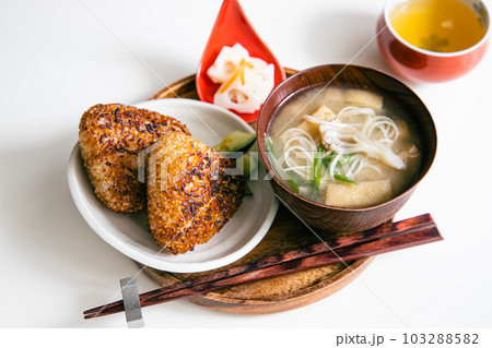 直火で焼いた焼きおにぎり2個とにゅうめん(舞茸とネギと油揚げとそうめんの味噌汁)の和食セット 直火で焼いた焼きおにぎり2個とにゅうめん(舞茸とネギと油揚げとそうめんの味噌汁)の和食セット 103288582
