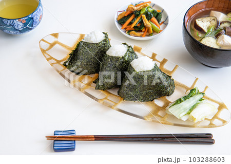おにぎりと茄子と豆腐とネギのお味噌汁 おにぎりと茄子と豆腐とネギのお味噌汁 103288603