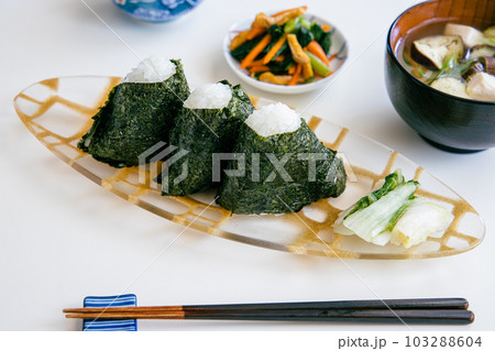 おにぎりと茄子と豆腐とネギのお味噌汁 103288604