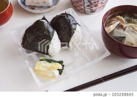 おにぎりとシメジと大根とワカメのお味噌汁 おにぎりとシメジと大根とワカメのお味噌汁 103288605