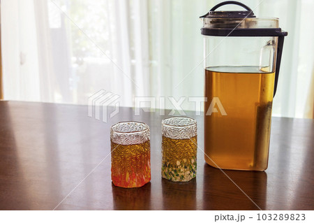 テーブルの上に冷たい麦茶 103289823