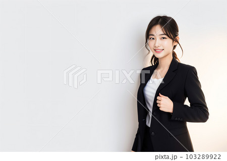 さわやかに微笑む20代の女性 白バック AI generated 103289922