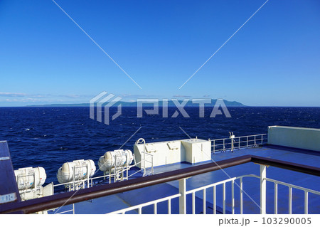 フェリーの船上から見る奥尻島 フェリーの船上から見る奥尻島 103290005