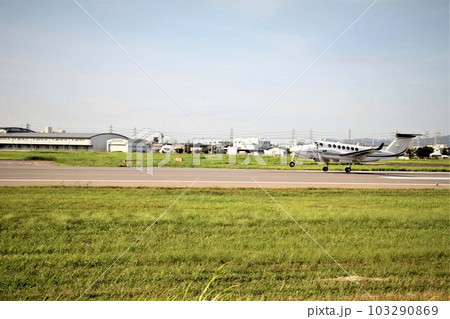 空港に着陸する小型飛行機 103290869