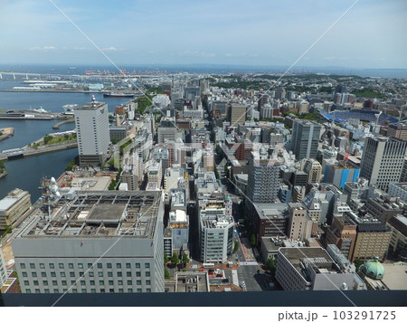 横浜街並み 道路 海 空 ビル群 103291725