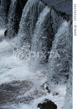 梅雨イメージ(河川の増水) 梅雨イメージ(河川の増水) 103292393