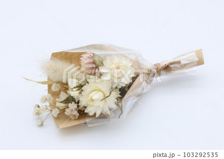 白いドライフラワーの花束 103292535