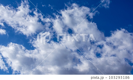 青空に勢いよく流れる白い雲 青空に勢いよく流れる白い雲 103293186