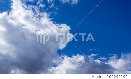 青空に勢いよく流れる白い雲 青空に勢いよく流れる白い雲 103293193