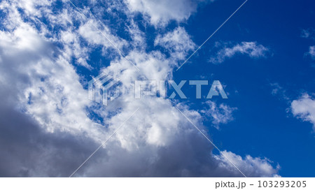 青空に勢いよく流れる白い雲 103293205