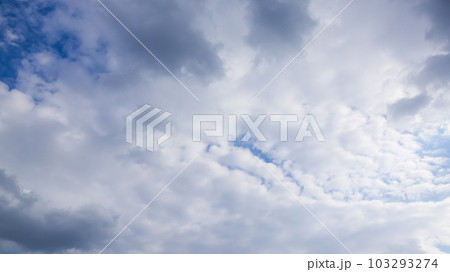 青空に勢いよく流れる白い雲 103293274