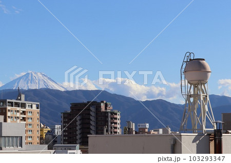 ビルの屋上の球形の給水塔と山の向こうの富士山 ビルの屋上の球形の給水塔と山の向こうの富士山 103293347