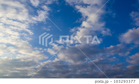 夕方の空に流れる白い雲 103293377