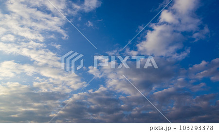 夕方の空に流れる白い雲 103293378