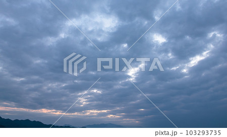 夕方の空に流れる暗くて神秘的な雲 夕方の空に流れる暗くて神秘的な雲 103293735