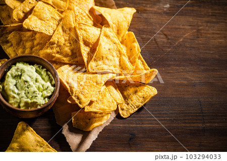 Corn chips with avocado sauce. 103294033