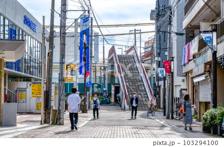 神奈川県川崎市の都市風景　平間駅 103294100