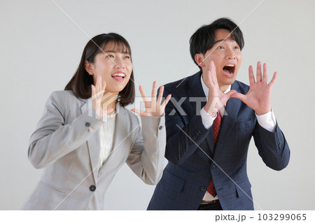 大声で叫ぶビジネスウーマンとビジネスマン_1 103299065