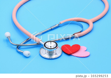 医療関係のイメージ(聴診器とハート) 医療関係のイメージ(聴診器とハート) 103299253
