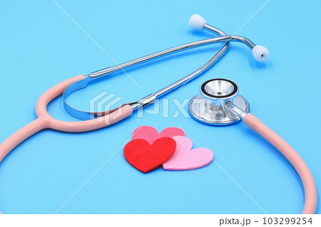 医療関係のイメージ（聴診器とハート） 103299254