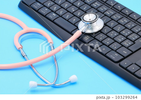 医療関係のイメージ(パソコンと聴診器) 医療関係のイメージ(パソコンと聴診器) 103299264