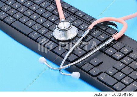 医療関係のイメージ（パソコンと聴診器） 103299266