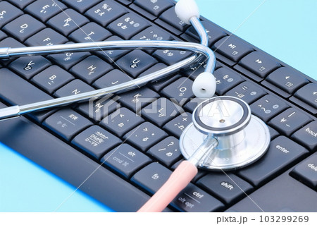 医療関係のイメージ（パソコンと聴診器） 103299269