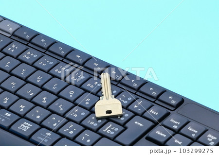 パソコンと鍵のイメージ 103299275