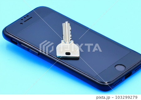 スマートフォンと鍵のイメージ スマートフォンと鍵のイメージ 103299279