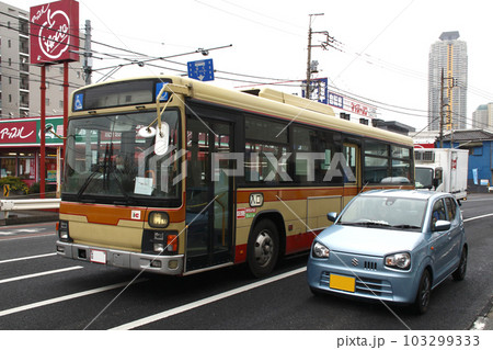 神奈川中央交通バス車両の陸送風景：埼玉県川口市内にて 103299333