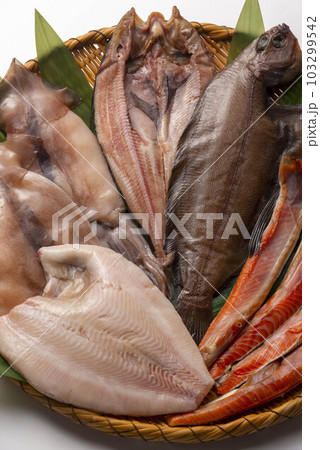 新鮮な魚の干物の盛り合わせ 新鮮な魚の干物の盛り合わせ 103299542