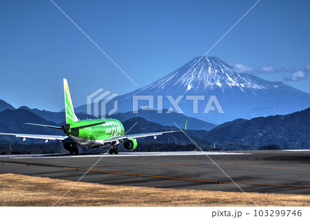 富士山静岡空港　飛行機と富士山 103299746