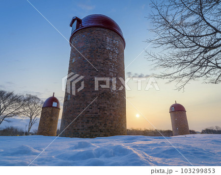 北海道・根室 積雪の明治公園に昇る朝日 / Nemuro, Japan 北海道・根室 積雪の明治公園に昇る朝日 / Nemuro, Japan 103299853