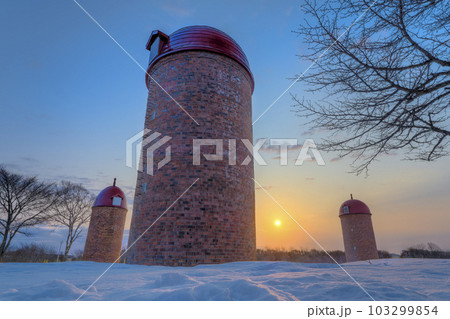 北海道・根室 積雪の明治公園に昇る朝日 / Nemuro, Japan 北海道・根室 積雪の明治公園に昇る朝日 / Nemuro, Japan 103299854