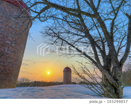 北海道・根室 積雪の明治公園に昇る朝日 / Nemuro, Japan 103299857