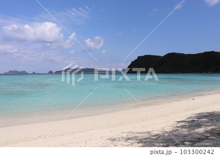 青空のイノービーチ　慶良間諸島　座間味島　沖縄県　 103300242